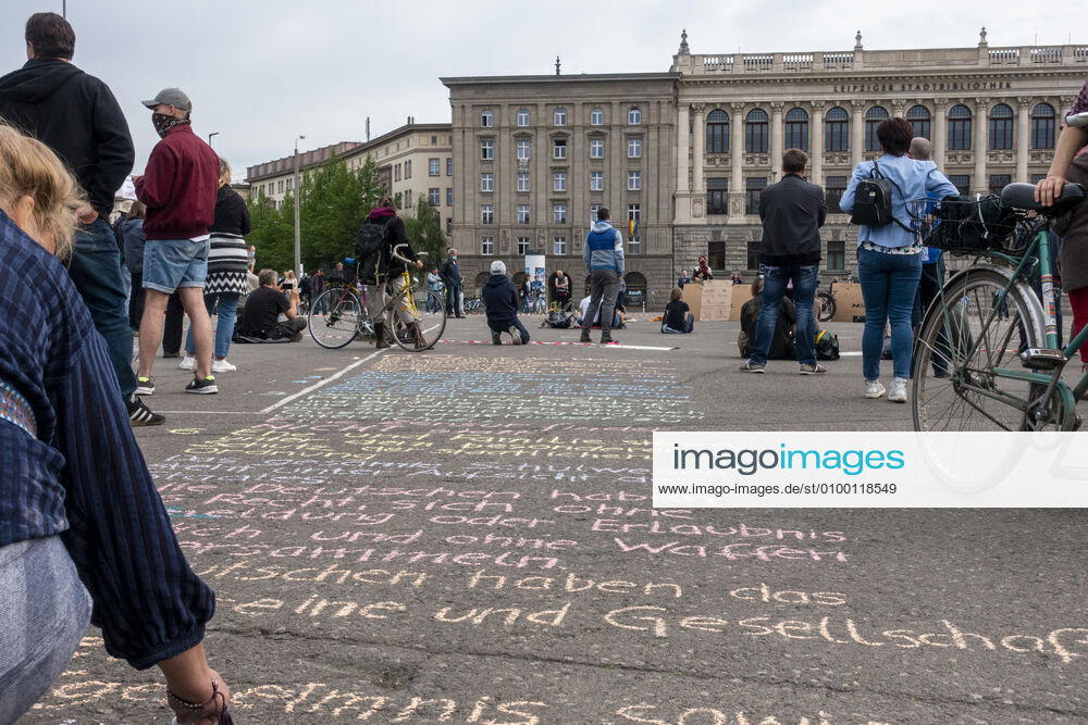 In Leipzig wurde das Grundgesetz mit Kreide auf den Boden vor die Leipziger Stadtbibliothek gemalt währen bei einer Demonstration ein offenes Mikrofon für eine Corona Debatte für alle da war. Wilhelm-Leuschner-Platz. Zentrum Sachsen Deutschland