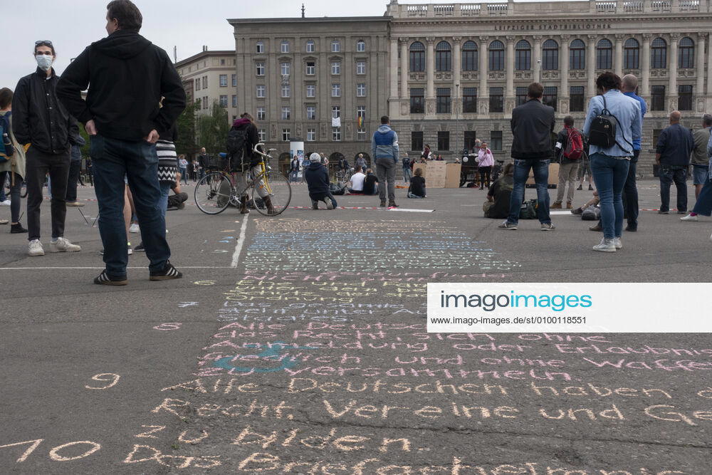 In Leipzig wurde das Grundgesetz mit Kreide auf den Boden vor die Leipziger Stadtbibliothek gemalt währen bei einer Demonstration ein offenes Mikrofon für eine Corona Debatte für alle da war. Wilhelm-Leuschner-Platz. Zentrum Sachsen Deutschland