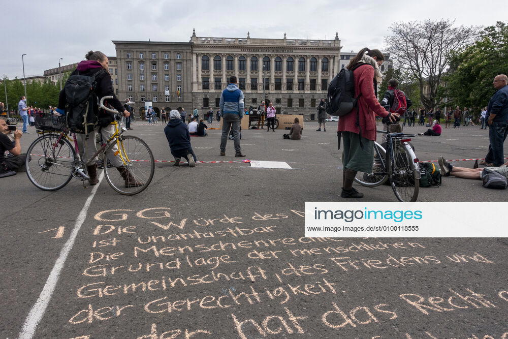 In Leipzig wurde das Grundgesetz mit Kreide auf den Boden vor die Leipziger Stadtbibliothek gemalt währen bei einer Demonstration ein offenes Mikrofon für eine Corona Debatte für alle da war. Wilhelm-Leuschner-Platz. Zentrum Sachsen Deutschland