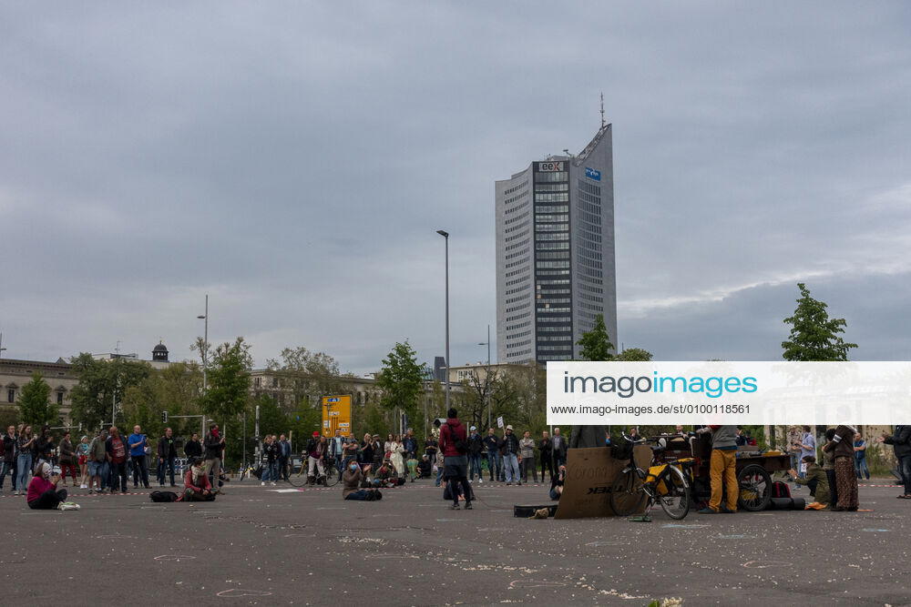 In Leipzig wurde das Grundgesetz mit Kreide auf den Boden vor die Leipziger Stadtbibliothek gemalt währen bei einer Demonstration ein offenes Mikrofon für eine Corona Debatte für alle da war. Wilhelm-Leuschner-Platz. Zentrum Sachsen Deutschland