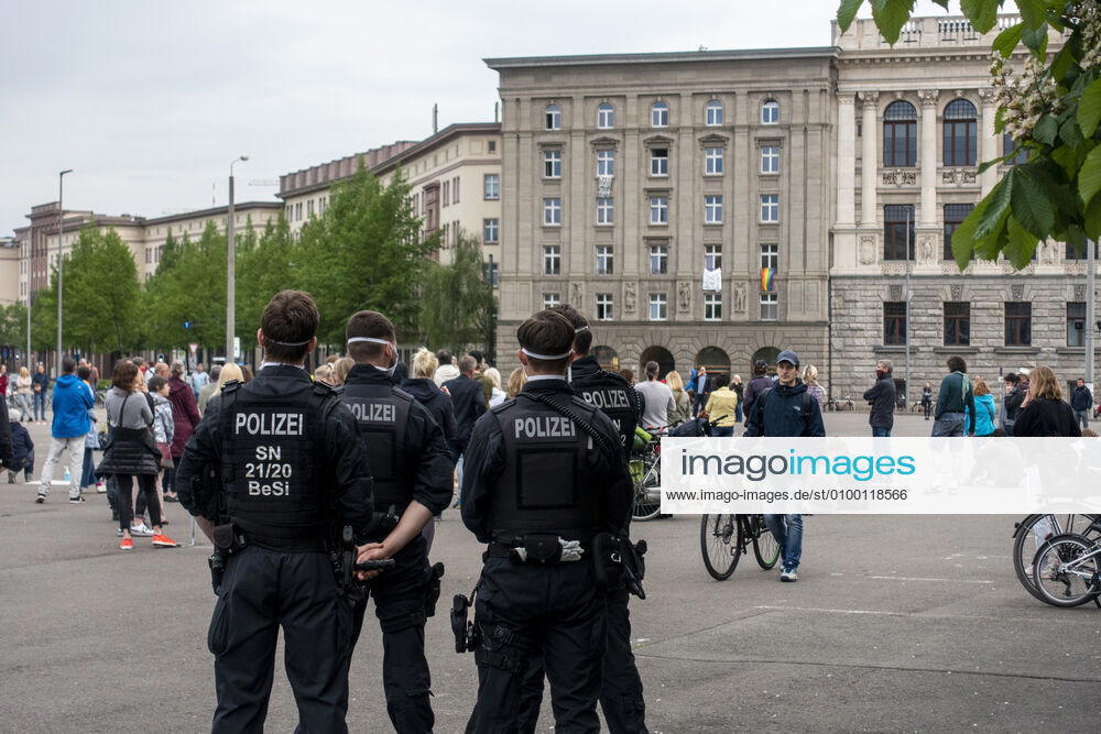 In Leipzig wurde das Grundgesetz mit Kreide auf den Boden vor die Leipziger Stadtbibliothek gemalt währen bei einer Demonstration ein offenes Mikrofon für eine Corona Debatte für alle da war. Wilhelm-Leuschner-Platz. Zentrum Sachsen Deutschland
