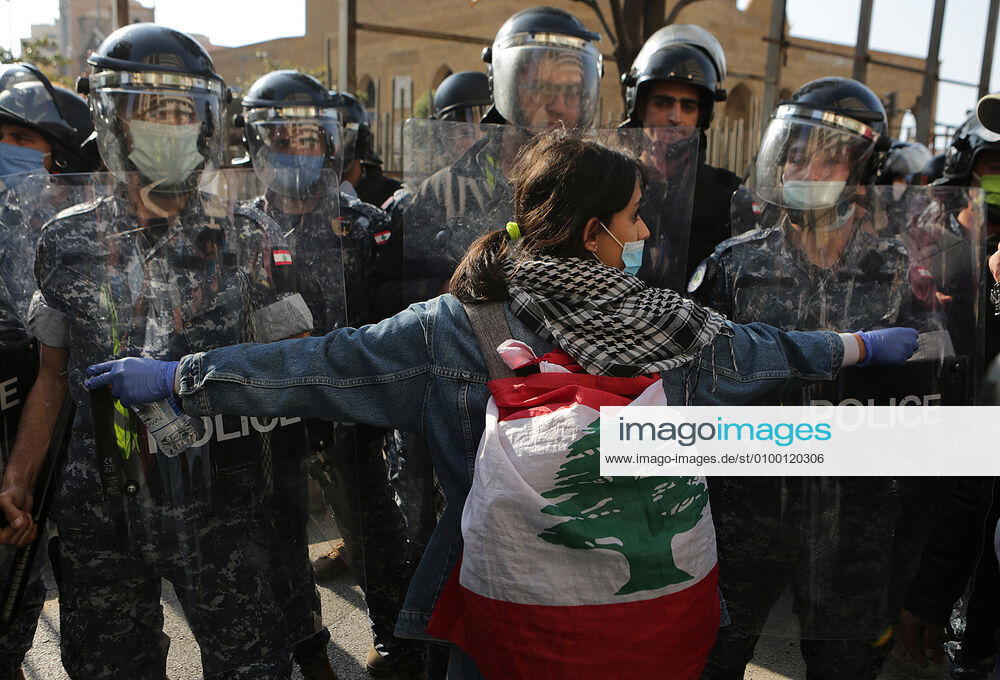 A lebanese protester Anti-government during a protest against growing economic hardship in Beirut, Lebanon April 28, 2020. Hundreds of protesters in Lebanon s northern city of Tripoli set fire to two banks and hurled stones at soldiers, who responded with tear gas and batons in renewed clashes triggered by an economic crisis spiraling out of control amid a weeks-long virus lockdown Beirut Lebanon - ZUMAap3_ 20200428_zaf_ap3_144