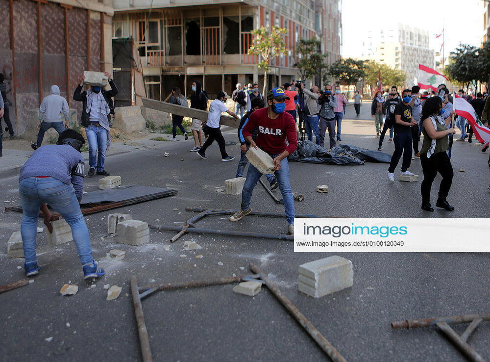 Lebanese protesters Anti-government throw pieces of concrete during a protest against growing economic hardship in Beirut, Lebanon April 28, 2020. Hundreds of protesters in Lebanon s northern city of Tripoli set fire to two banks and hurled stones at soldiers, who responded with tear gas and batons in renewed clashes triggered by an economic crisis spiraling out of control amid a weeks-long virus lockdown Beirut Lebanon - ZUMAap3_ 20200428_zaf_ap3_146