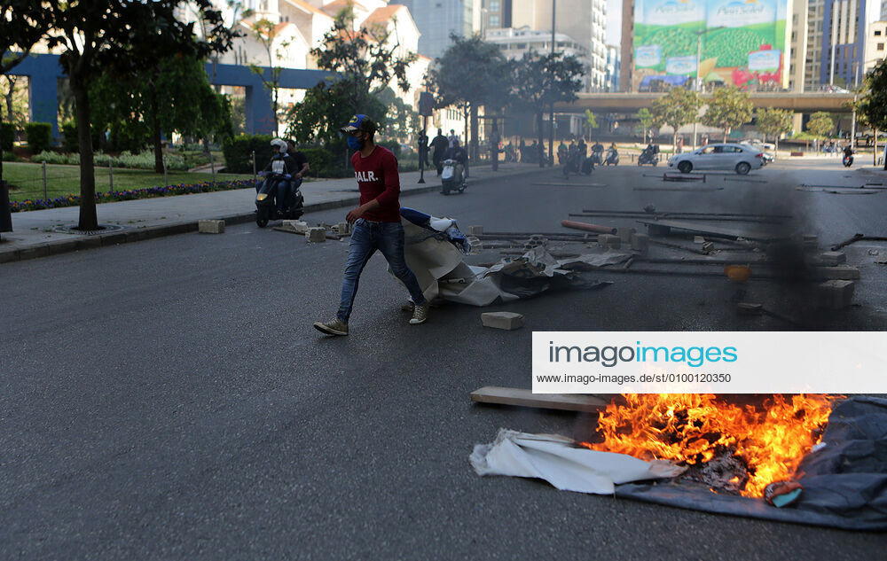 Lebanese protesters Anti-government set fire during a protest against growing economic hardship in Beirut, Lebanon April 28, 2020. Hundreds of protesters in Lebanon s northern city of Tripoli set fire to two banks and hurled stones at soldiers, who responded with tear gas and batons in renewed clashes triggered by an economic crisis spiraling out of control amid a weeks-long virus lockdown Beirut Lebanon - ZUMAap3_ 20200428_zaf_ap3_147