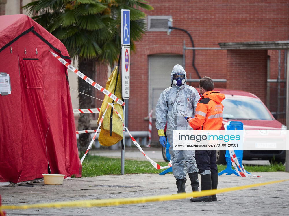 A health worker is protected with an EPI suit and mask near the disinfection area of the Hospital Complex of Navarra during a Covid-19 Pandemic on April 28, 2020 in Pamplona, Navarra, Spain Pamplona SPAIN - ZUMAa181 20200428_zaa_a181_052