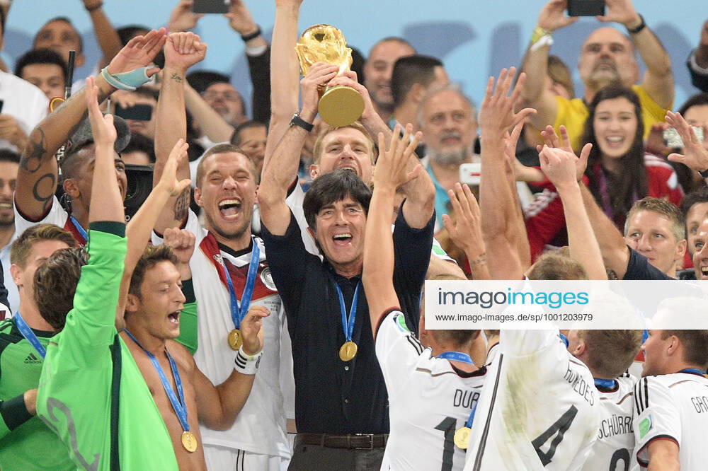 Joachim Loew: Nach der Fußball-EM 2021 tritt er von seinem Posten als Bundestrainer zurueck. Bundestrainer Joachim Jogi LOEW,LöĶW (GER) mit Pokal,um ihn seine Spieler,Jubel,Freude,Begeisterung,Teamfoto,Team,Mannschaft,Mannschaftsfoto Siegerehrung,Ehrentribuene,Cup,Trophy,Trophaee. Deutschland (GER))-Argentinien (ARG) 1-0 n.V Finale,Final,Spiel 64, am 13.07.2014 in Rio de Janeiro. Fussball Weltmeisterschaft 2014 in Brasilien vom 12.06. - 13.07.2014. ¬Â