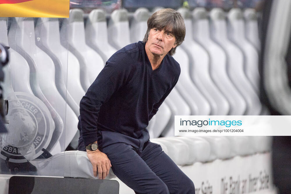 Joachim Loew: Nach der Fußball-EM 2021 tritt er von seinem Posten als Bundestrainer zurueck. Joachim LOEW (Lo¶w, Jogi, Trainer GER) sitzt alleine auf der Bank, sitzend, halbe Figur, Halbfigur, Fussball Laenderspiel, EM-Qualifikation, Deutschland (GER) - Niederlande (NED) 2:4, am 06.09.2019 in Hamburg Deutschland. ÂÂ