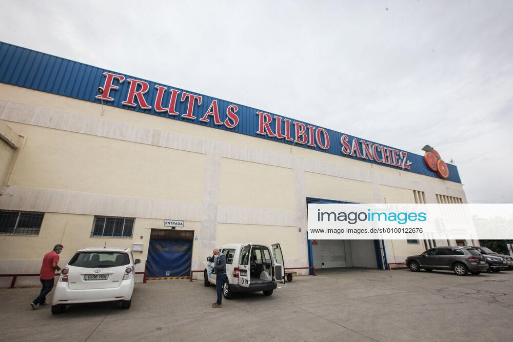 April 28, 2020 (Malaga) The Altamar Association receives fruit in Mercamalaga in Fruits Rubio Sanchez for food distribution for 30 needy families - ZUMAc161 20200428_zap_c161_002