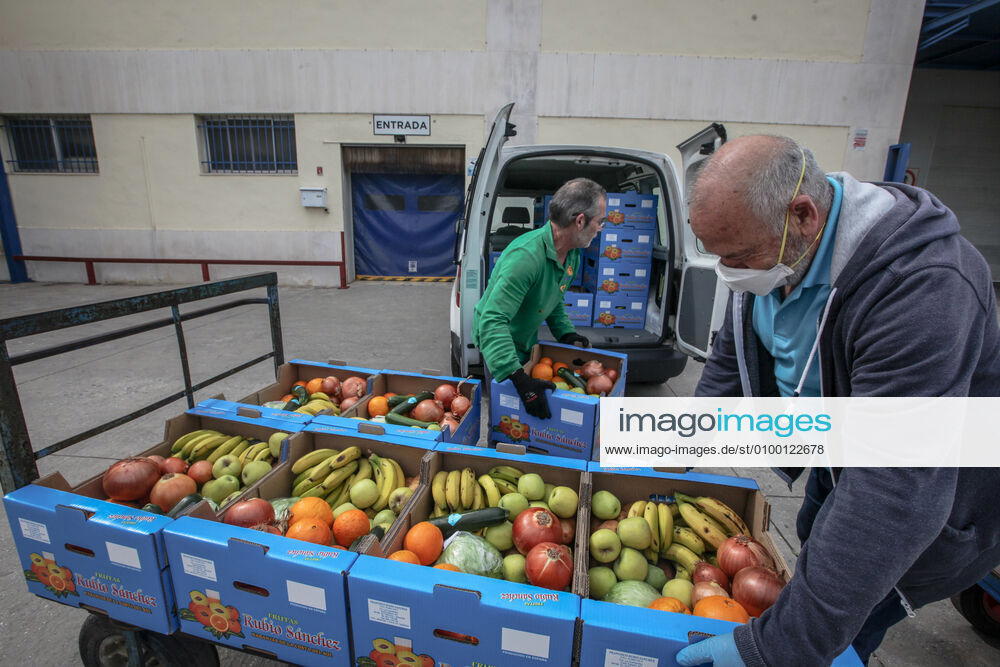 April 28, 2020 (Malaga) The Altamar Association receives fruit in Mercamalaga in Fruits Rubio Sanchez for food distribution for 30 needy families - ZUMAc161 20200428_zap_c161_003