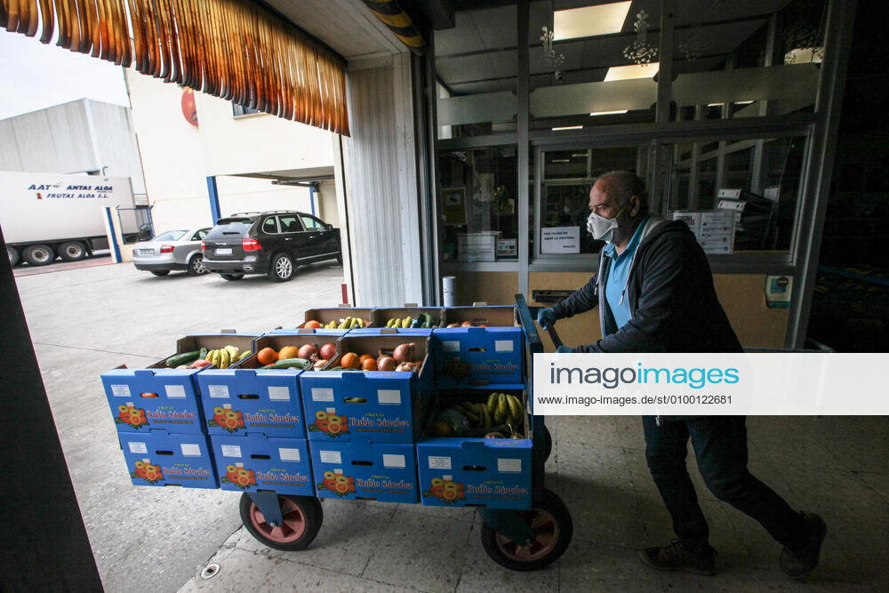 April 28, 2020 (Malaga) The Altamar Association receives fruit in Mercamalaga in Fruits Rubio Sanchez for food distribution for 30 needy families - ZUMAc161 20200428_zap_c161_005