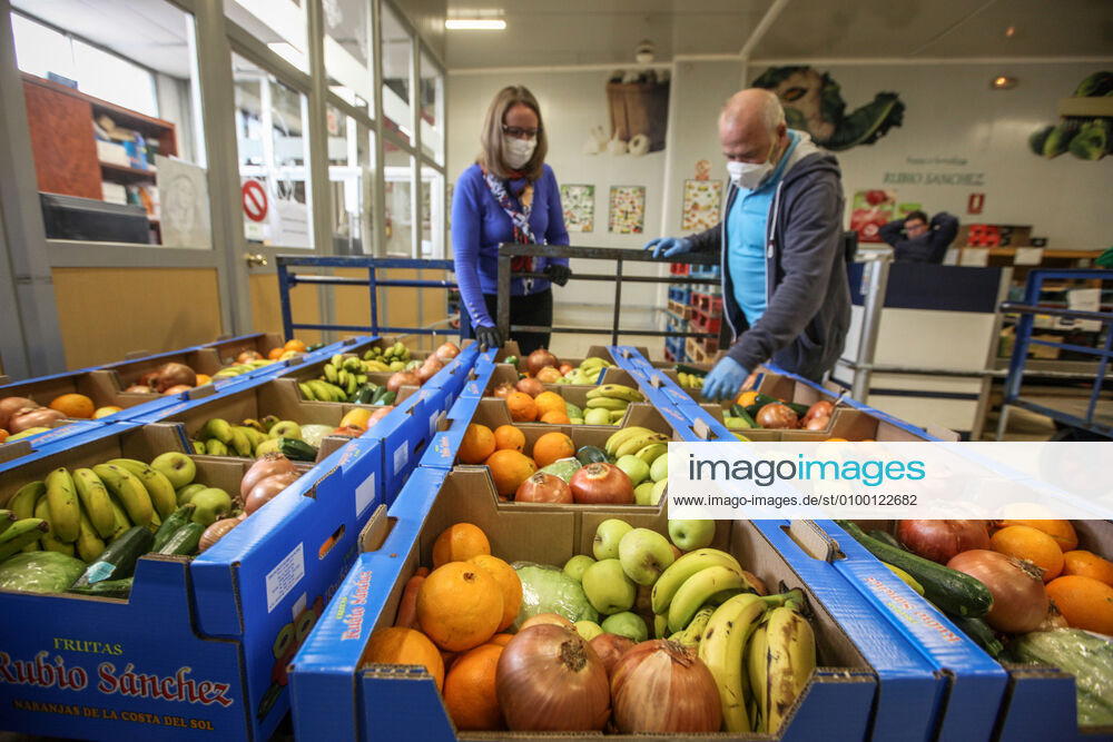 April 28, 2020 (Malaga) The Altamar Association receives fruit in Mercamalaga in Fruits Rubio Sanchez for food distribution for 30 needy families - ZUMAc161 20200428_zap_c161_006