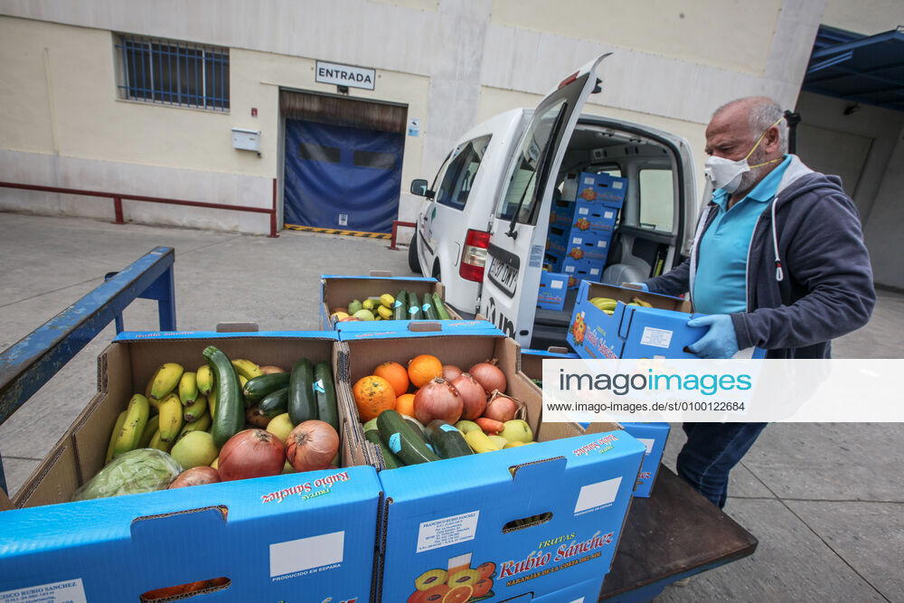 April 28, 2020 (Malaga) The Altamar Association receives fruit in Mercamalaga in Fruits Rubio Sanchez for food distribution for 30 needy families - ZUMAc161 20200428_zap_c161_007