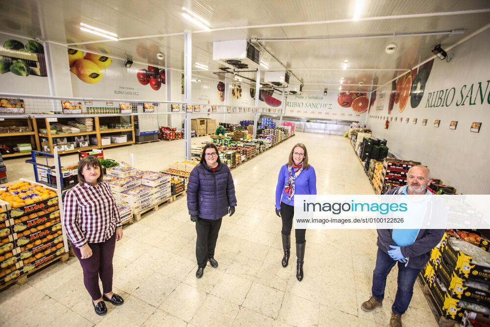 April 28, 2020 (Malaga) The Altamar Association receives fruit in Mercamalaga in Fruits Rubio Sanchez for food distribution for 30 needy families - ZUMAc161 20200428_zap_c161_009