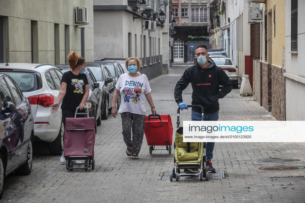 28 April 2020 (Malaga) The Association Altamar de Malaga distributes food, basic necessities, Stationery materials to follow the school year online and masks for children and minors of the house for 30 families of social exclusion and with few economic resources. - ZUMAc161 20200428_zap_c161_031