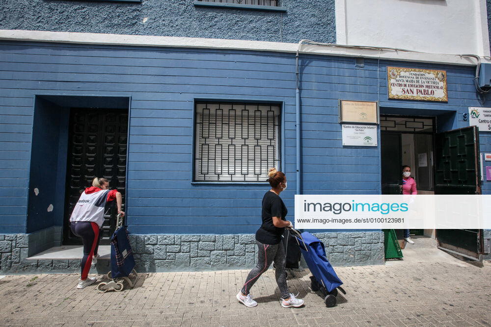 28 April 2020 (Malaga) The Association Altamar de Malaga distributes food, basic necessities, Stationery materials to follow the school year online and masks for children and minors of the house for 30 families of social exclusion and with few economic resources. - ZUMAc161 20200428_zap_c161_033