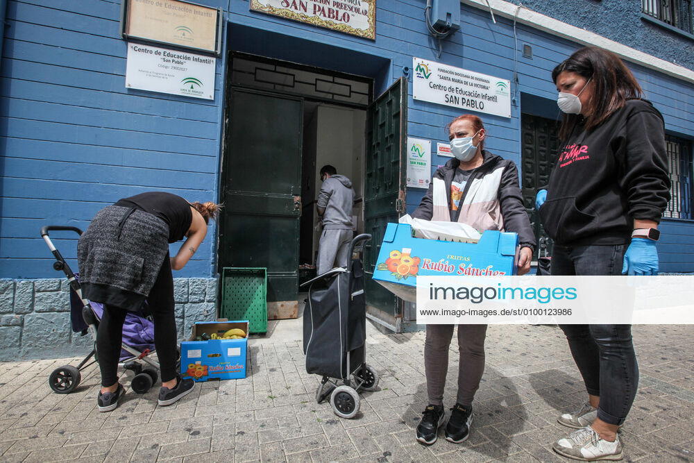 28 April 2020 (Malaga) The Association Altamar de Malaga distributes food, basic necessities, Stationery materials to follow the school year online and masks for children and minors of the house for 30 families of social exclusion and with few economic resources. - ZUMAc161 20200428_zap_c161_036