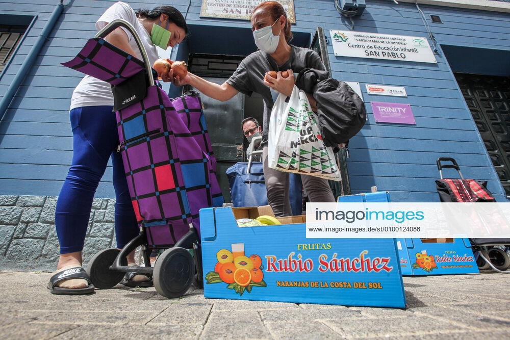 28 April 2020 (Malaga) The Association Altamar de Malaga distributes food, basic necessities, Stationery materials to follow the school year online and masks for children and minors of the house for 30 families of social exclusion and with few economic resources. - ZUMAc161 20200428_zap_c161_042