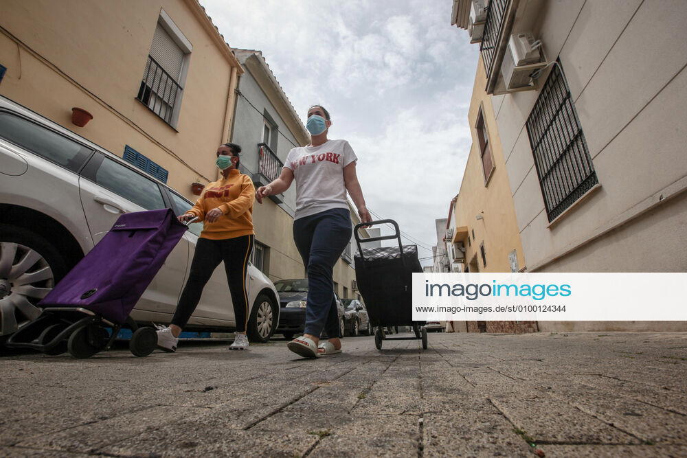 28 April 2020 (Malaga) The Association Altamar de Malaga distributes food, basic necessities, Stationery materials to follow the school year online and masks for children and minors of the house for 30 families of social exclusion and with few economic resources. - ZUMAc161 20200428_zap_c161_044