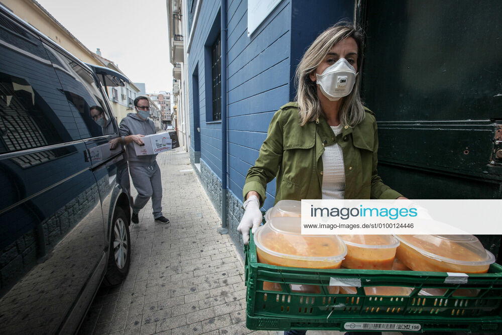 28 April 2020 (Malaga) The Association Altamar de Malaga distributes food, basic necessities, Stationery materials to follow the school year online and masks for children and minors of the house for 30 families of social exclusion and with few economic resources. - ZUMAc161 20200428_zap_c161_047