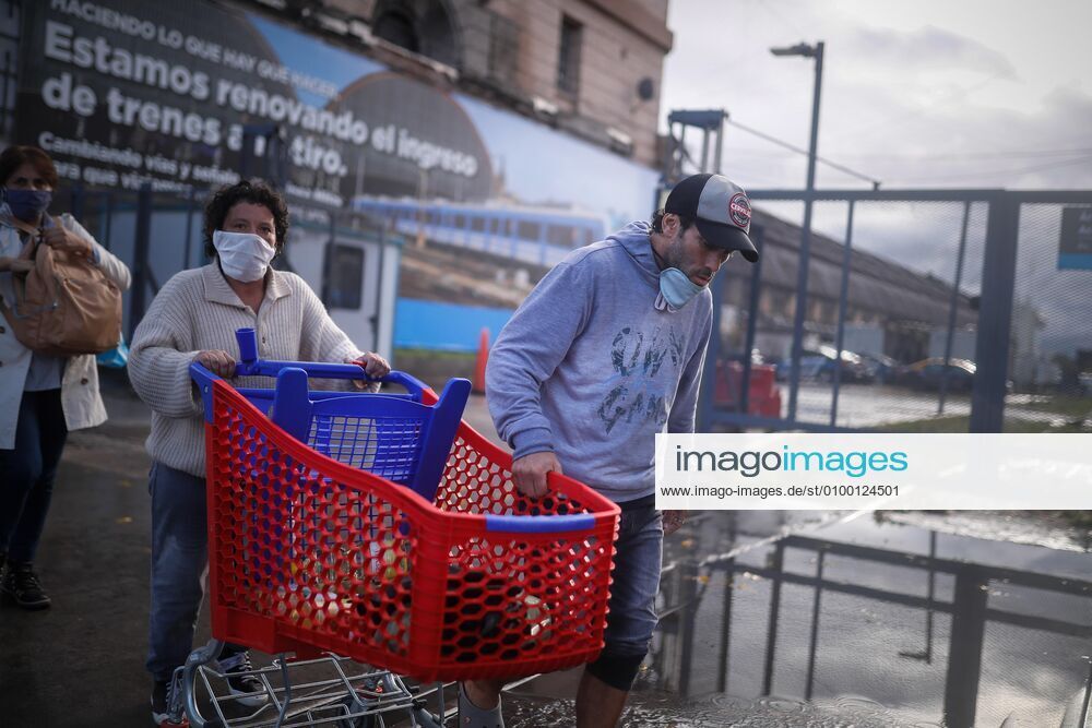 Coronavirus, Eindrücke aus Argentinien People wearing masks walk in the Villa 31 slum, where 11 new cases of COVID-19 were reported, in Buenos Aires, argentina, 28 April 2020. Villa 31 slum in Buenos Aires !ACHTUNG: NUR REDAKTIONELLE NUTZUNG!