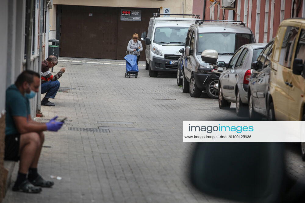28 April 2020 (Malaga) citizens wearing masks use hygiene measures because of the coronavirus crisis - ZUMAc161 20200428_zap_c161_062
