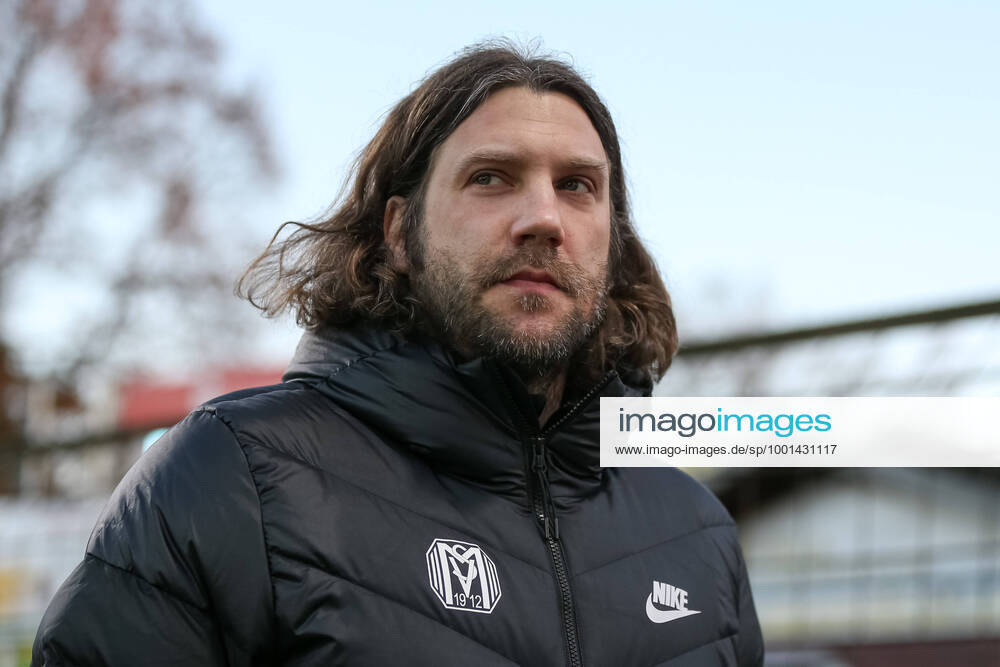 Meppen, Deutschland, 17.03.2021: Trainer Torsten Frings (SV Meppen) schaut, bei dem Spiel der 3. Bundesliga zwischen SV Meppen und KFC Uerdingen in der Haensch-Arena am 17. Maerz 2021 in Meppen. ( Meppen Haensch-Arena Niedersachsen Deutschland