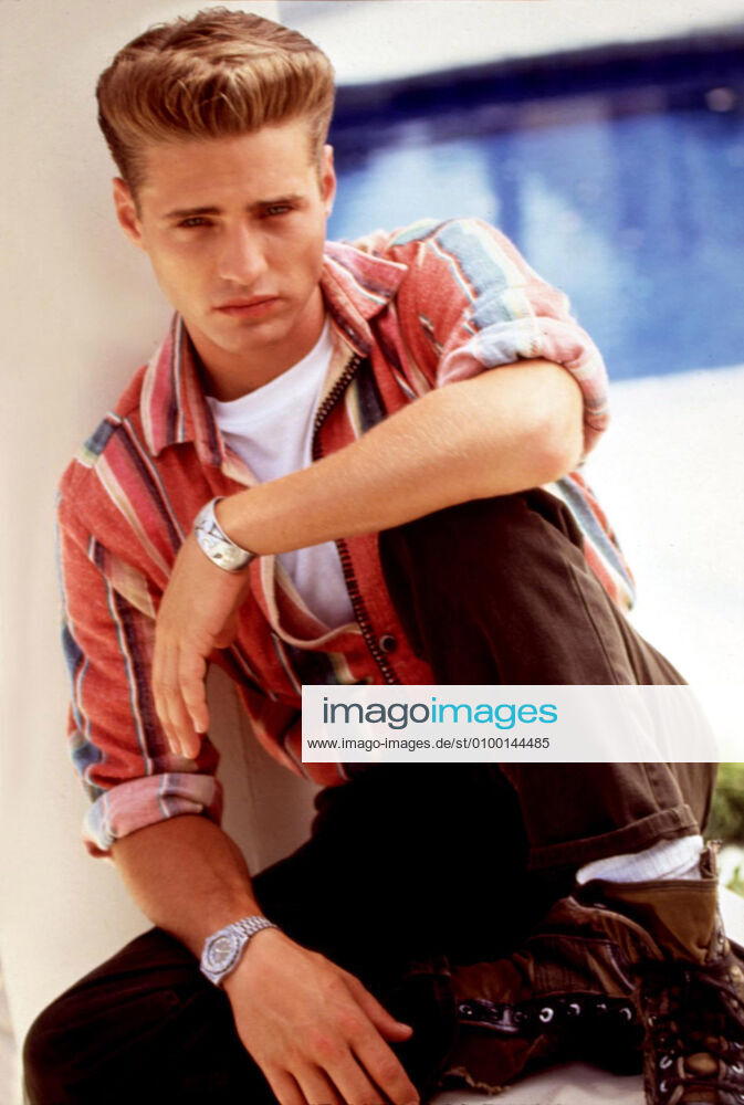 BEVERLY HILLS, 90210, 1990-2000, Jason Priestley, 1992 Courtesy Everett Collection !ACHTUNG AUFNAHMEDATUM GESCHÄTZT! PUBLICATIONXNOTxINxCANxCHNxFRAxITAxJPNxNORxPOLxRUSxESPxUKxUSA