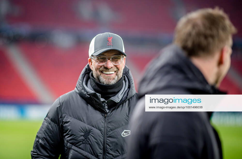 Liverpools Coach Juergen Klopp und Leipzigs Trainer Julian Nagelsmann stehen zusammen und unterhalten sich UEFA Champions League Achtelfinale, Rueckspiel FC Liverpool - RB Leipzig 2:0 10.03.2021, Puskas Arena in Budapest (Ungarn). FC Liverpool - RB Leipzig