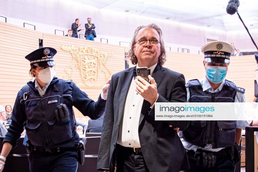 Heinrich Fiechtner von Polizei aus dem Landtag BW geführt aufgrund von 3 Ordnungsrufen Heinrich Fiechtner von Polizei aus dem Landtag BW geführt aufgrund von 3 Ordnungsrufen Baden-Württemberg, 70173 Stuttgart, Deutschland