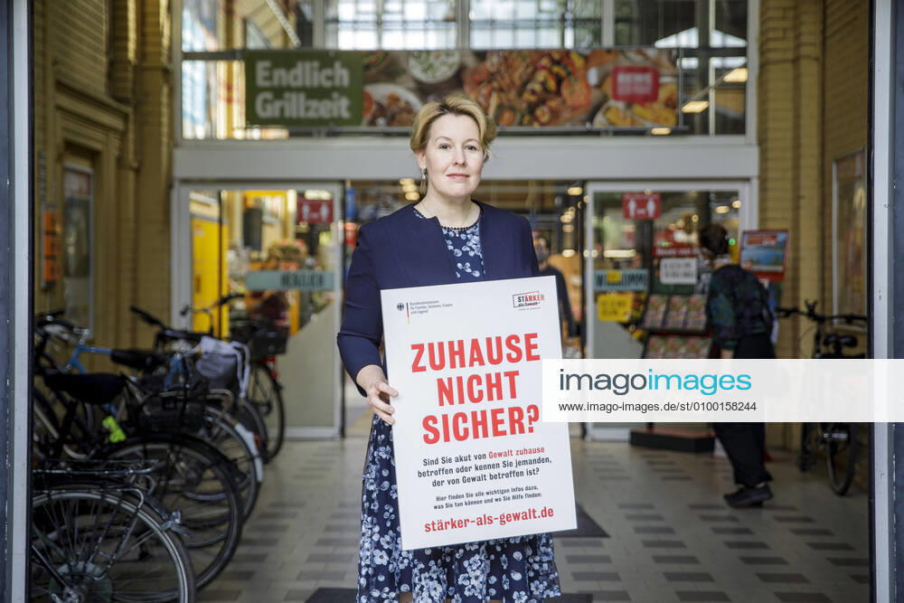 Bundesfamilienministerin Franziska Giffey, SPD, startet bundesweite Poster-Aktion Zuhause nicht sicher? in Kooperation mit Supermaerkten (ALDI Nord und Sued, Edeka, Lidl, Netto, Penny, Real und Rewe) im Rahmen der Initiative Staerker als Gewalt . Berlin, 29.04.2020. Berlin Germany