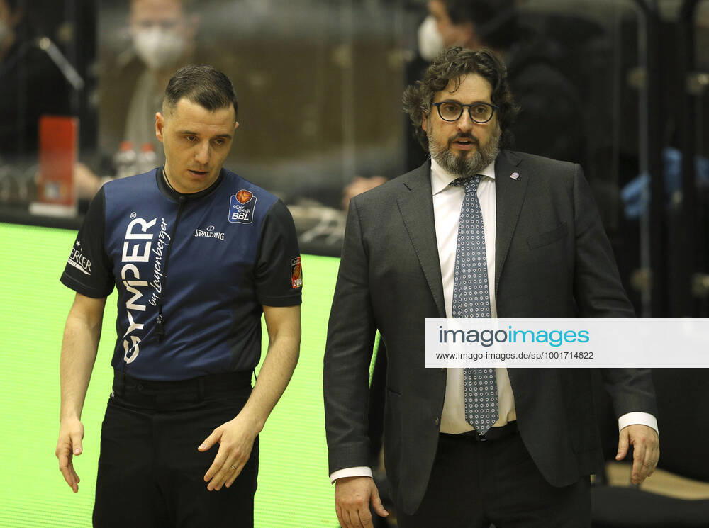 Coach Andrea Trinchieri ( München ) und Referee Gentian Cici , links Basketball Herren BBL am Sa. 27.03.2021 Hamburg Towers - Bayern München 91 - 86