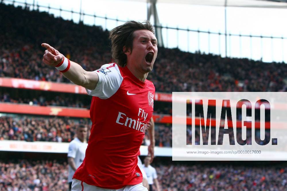 Football - Premier League - Arsenal FC London vs. Tottenham Hotspur - Arsenal s Tomas Rosicky celebrates scoring at the Emirates Stadium