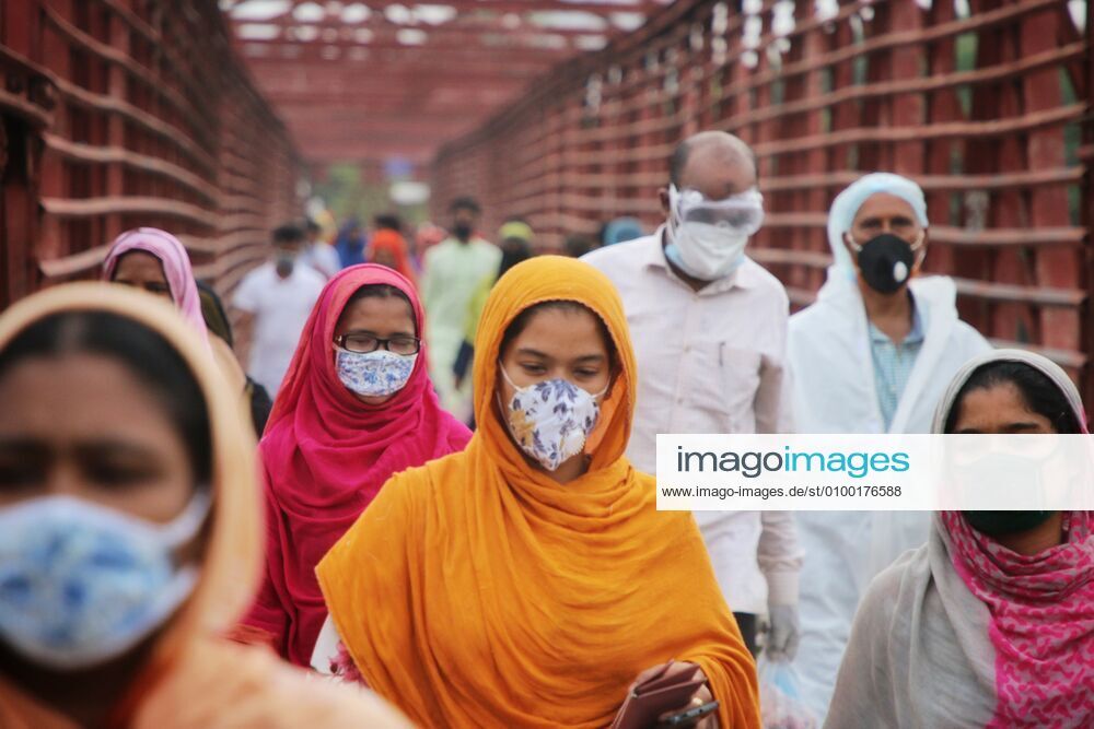 Garment workers wearing face masks as a preventive measure return to their work as garment factories reopened amid concerns over the Coronavirus (COVID-19) pandemic..More than 500 garment factories in Bangladesh that supply to global brands reopened on Monday after a month-long shutdown to curb the spread of the coronavirus. Dhaka Bangladesh - ZUMAs197 20200430_zaa_s197_031