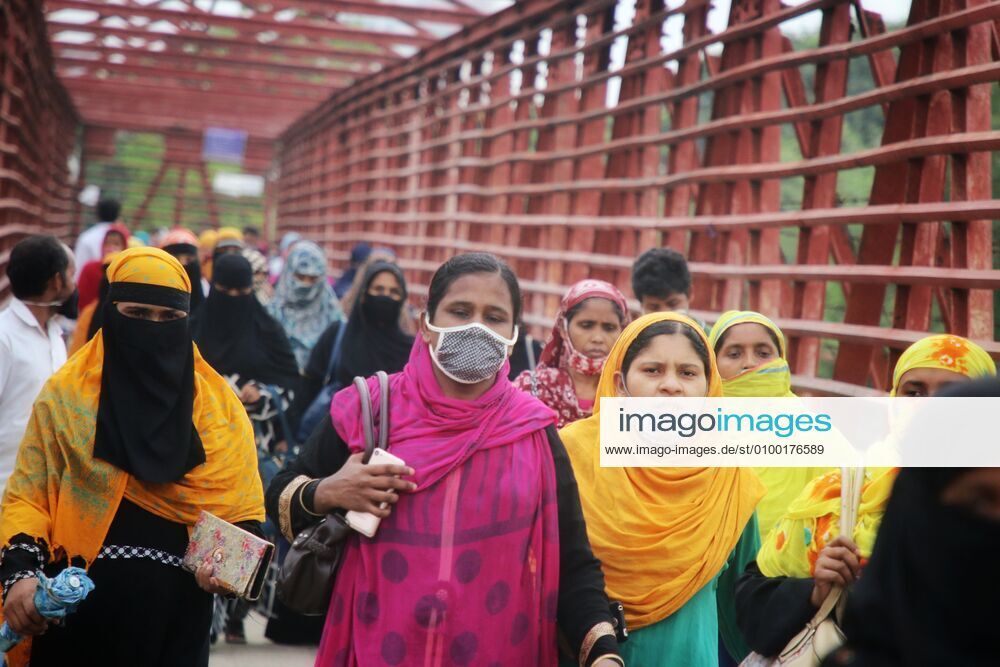 Garment workers return to their work as garment factories reopened amid concerns over the Coronavirus (COVID-19) pandemic..More than 500 garment factories in Bangladesh that supply to global brands reopened on Monday after a month-long shutdown to curb the spread of the coronavirus. Dhaka Bangladesh - ZUMAs197 20200430_zaa_s197_032