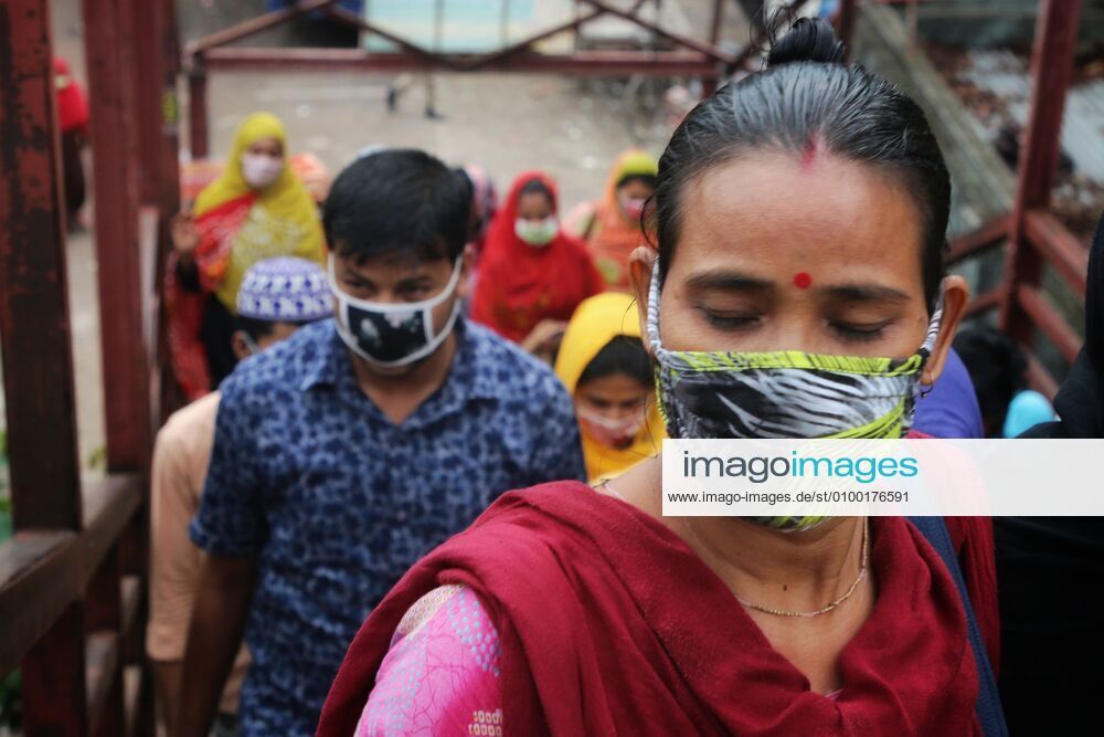 Garment workers wearing face masks as a preventive measure return to their work as garment factories reopened amid concerns over the Coronavirus (COVID-19) pandemic..More than 500 garment factories in Bangladesh that supply to global brands reopened on Monday after a month-long shutdown to curb the spread of the coronavirus. Dhaka Bangladesh - ZUMAs197 20200430_zaa_s197_034