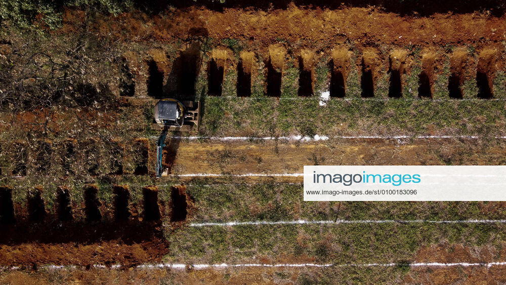 The Vila Formosa Cemetery, on the east side of Sao Paulo, began Saturday, the 18th, with a dozen excavators opening new graves. Around 9:30 am, at least 12 new machines were working in one wing of the cemetery, digging pits, side by side. According to the municipal public administration workers union, graves are being prepared for the victims of the covid-19. - ZUMAo70_ 20200430_zap_o70_004