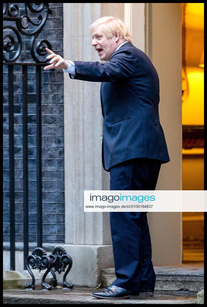 Coronavirus in Großbritannien, Boris Johnson applaudiert Pfelegekräften vor Downing Street 10 . 30 04 2020. London, United Kingdom. Clap For our Carers. PM Boris Johnson joins Clap For our Carers to thank NHS and social care workers who are on the frontline of the coronavirus battle. xMartynxWheatleyx xi-Imagesx IIM-21077-0009