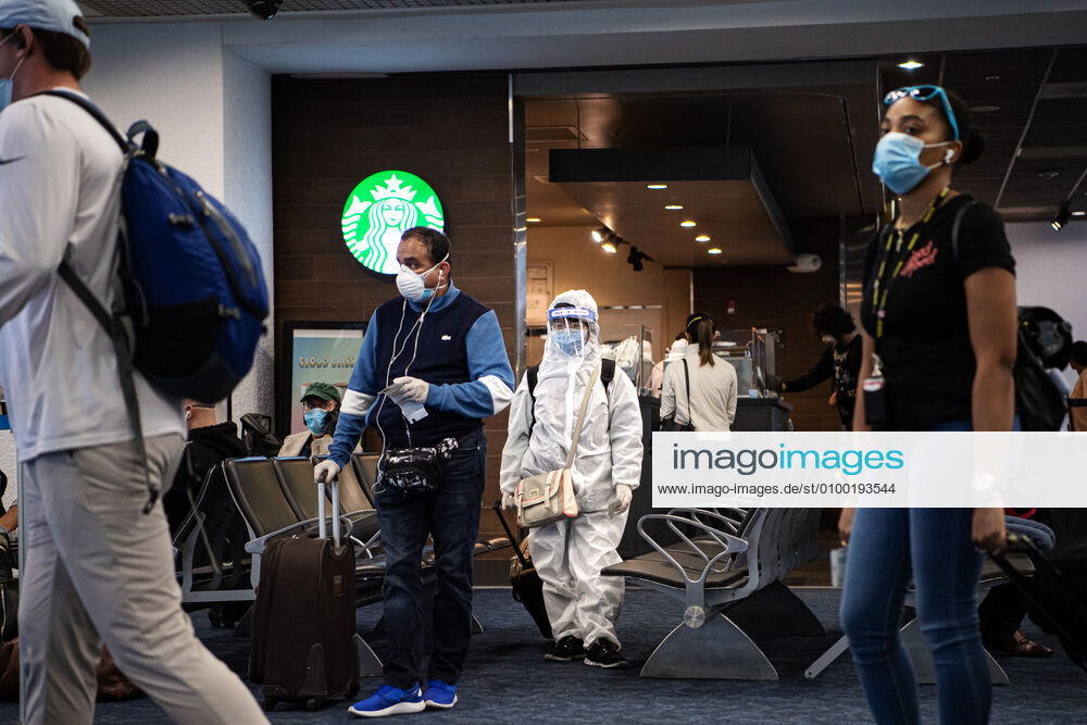 A woman in full protective gear waits to board a plane departing from Miami International Airport to New York LaGuardia Airport as the coronavirus, COVID-19, outbreak continues on April 30, 2020 in Miami, Florida, USA. Photo: Joel Marklund BILDBYRAN kod JM 88146 bbeng coronavirus covid-19 virus corona sjukdom flygplats travel resa