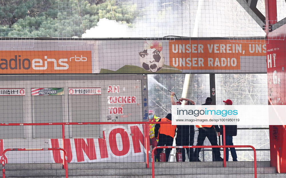 KW13 Fussball, Herren, Saison 2020 2021, 1. Bundesliga (27. Spieltag), 1. FC Union Berlin - Hertha BSC, nach dem Zünden eines Feuerwerks brennt das Dach einer Imbissbude auf der Waldseite, Ordner versuchen, das Feuer zu löschen, 04.04. 2021,