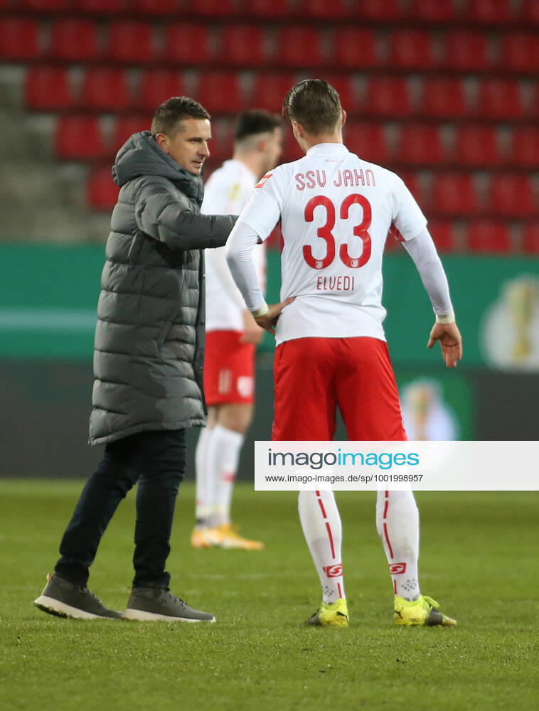 Trainer Mersad Selimbegovic (Regensburg) und Jan Elvedi (Regensburg) nach dem Abpfiff DFL regulations prohibit any use of photographs as image sequences and or quasi-video. SSV Jahn Regensburg - SV Werder Bremen --- DFB Pokal --- Fussball --- 07.04.2021 Regensburg