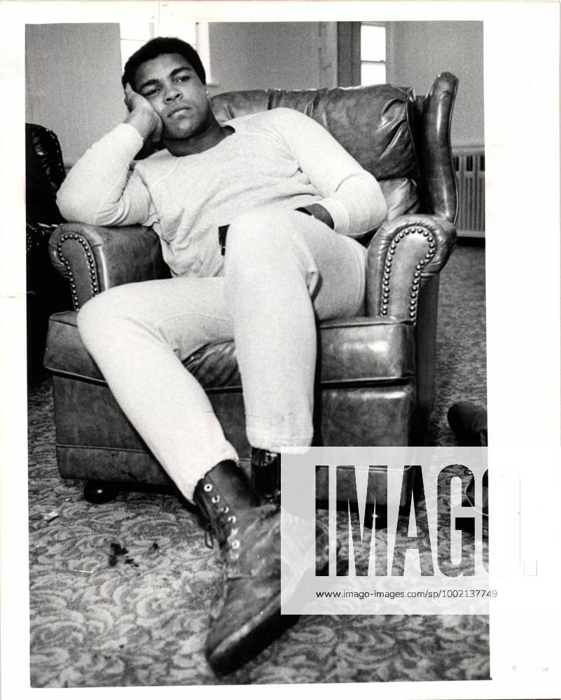 Themen der Woche April 11, 1976 - Michigan, U.S. - Muhammad Ali - Muhammad Ali, making himself at home in his new, still sparsely furnished quarters near Berrien Springs. Michigan U.S. - ZUMAf31_ -