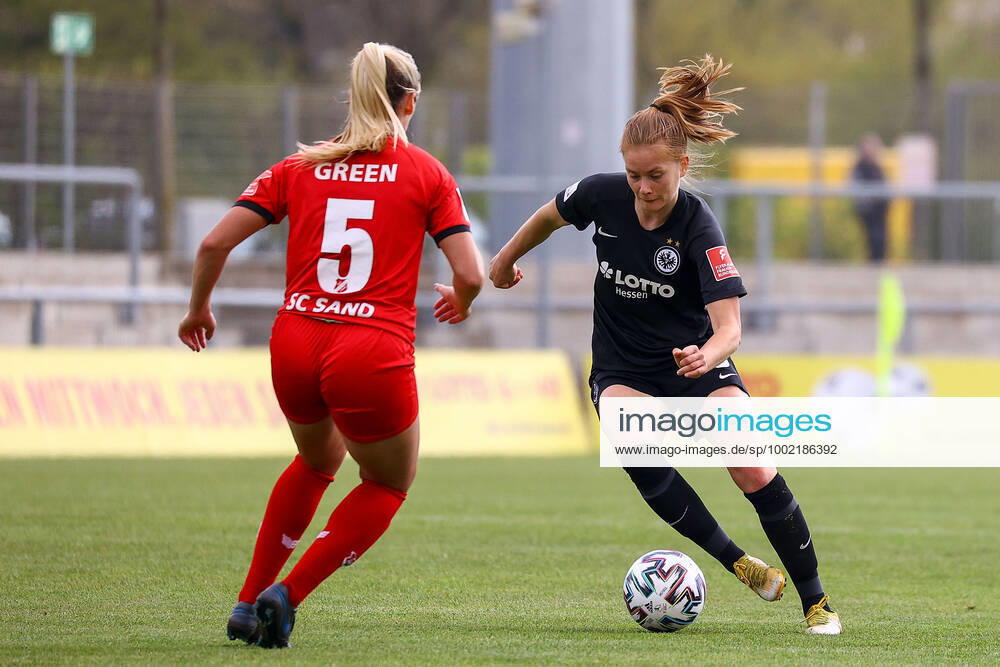 FLYERALARM Frauen-Bundesliga Eintracht Frankfurt - SC Sand v.l., Summer Lynn Green (SC Sand), Sjoeke Nüsken (Eintracht Frankfurt),Zweikampf, Action, Aktion, Battles for the Ball Foto: Joaquim Ferreira