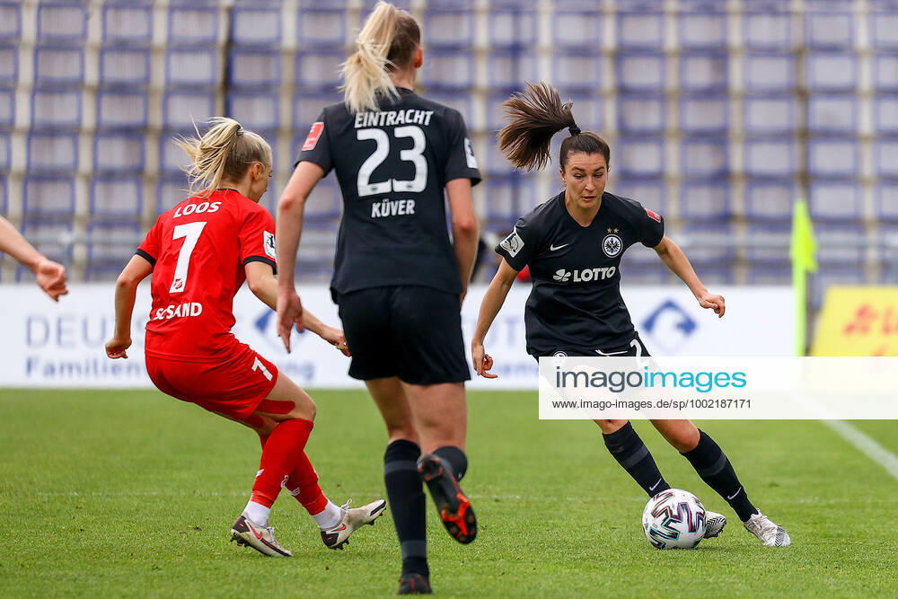 FLYERALARM Frauen-Bundesliga Eintracht Frankfurt - SC Sand v.l., Chiara Loos (SC Sand), Barbara Dunst (Eintracht Frankfurt), Zweikampf, Action, Aktion, Battles for the Ball Foto: Joaquim Ferreira