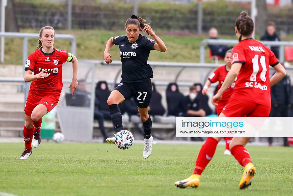 FLYERALARM Frauen-Bundesliga Eintracht Frankfurt - SC Sand v.l., Michaela Brandenburg (SC Sand), Laura Feiersinger (Eintracht Frankfurt), Leonie Kreil (SC Sand), Zweikampf, Action, Aktion, Battles for the Ball Foto: Joaquim Ferreira