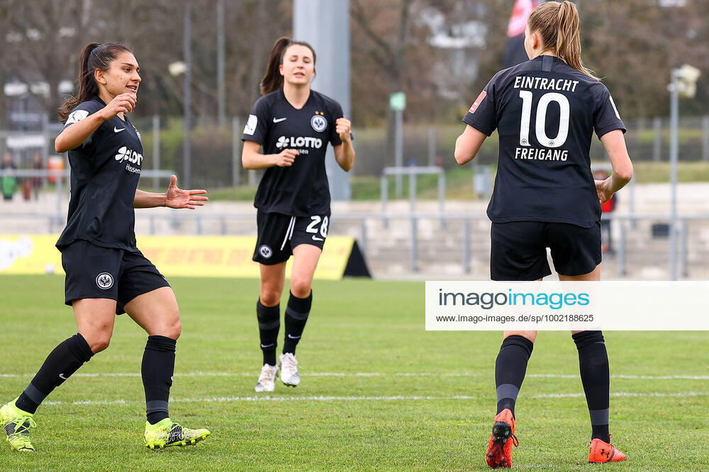 FLYERALARM Frauen-Bundesliga Eintracht Frankfurt - SC Sand v.l., Leticia Santos (Eintracht Frankfurt), Barbara Dunst (Eintracht Frankfurt),Laura Freigang (Eintracht Frankfurt), Torjubel, Goal celebration, celebrate the goal Foto: Joaquim Ferreira