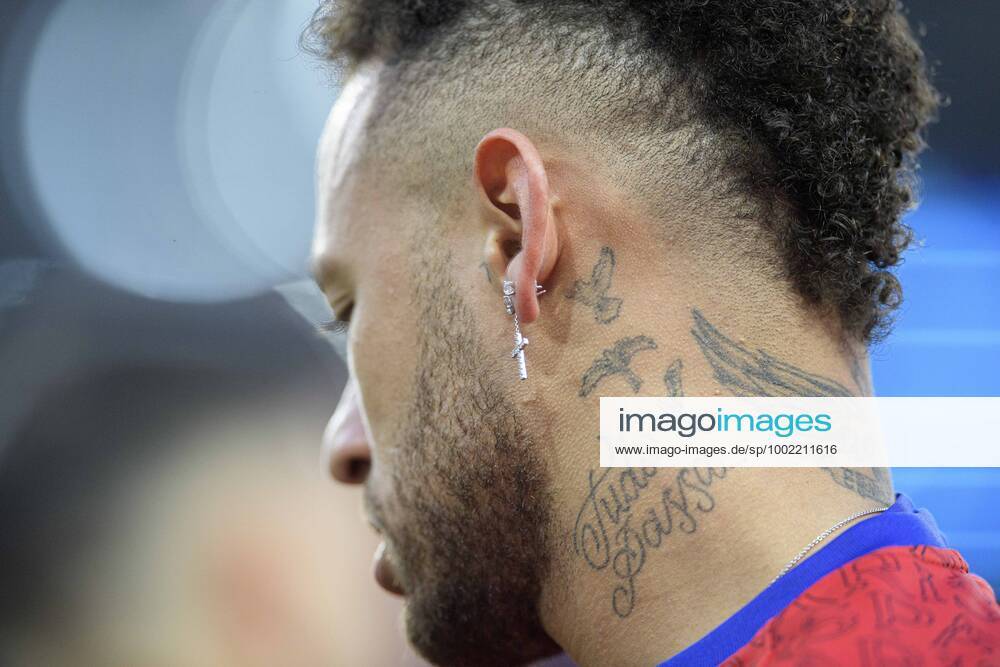 NEYMAR (PSG) mit Tattoo und Ohrringen, Ohrring, beim aufwaermen, Fussball Champions League, Viertelfinale Rueckspiel, Paris St. Germain (PSG) - FC Bayern Muenchen (M) 0:1, am 13.04.2021 in Paris Frankreich. Â