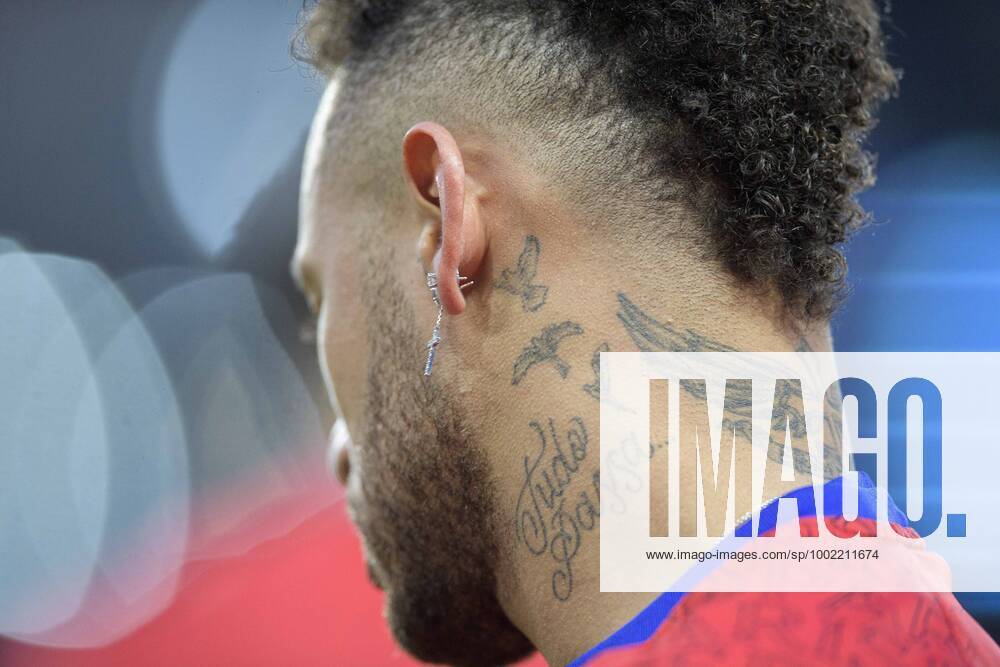 NEYMAR (PSG) mit Tattoo und Ohrringen, Ohrring, beim aufwaermen, Fussball Champions League, Viertelfinale Rueckspiel, Paris St. Germain (PSG) - FC Bayern Muenchen (M) 0:1, am 13.04.2021 in Paris Frankreich. Â