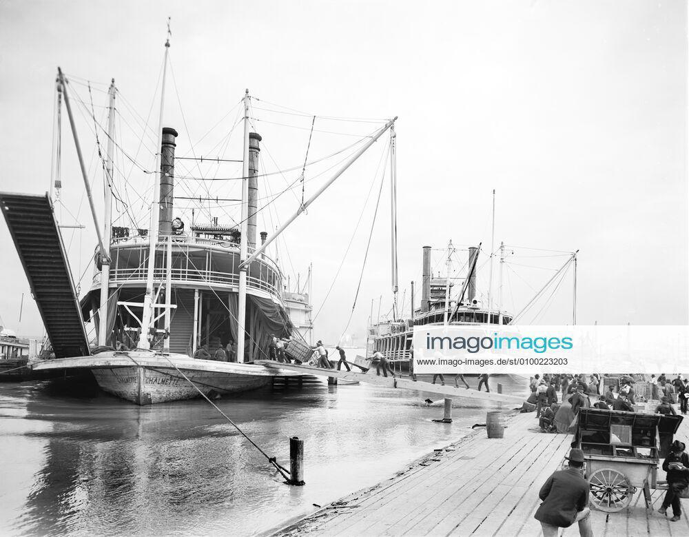 Loading Steamers during High Water, New Orleans, Louisiana, USA, Detroit Publishing Company, March 1903