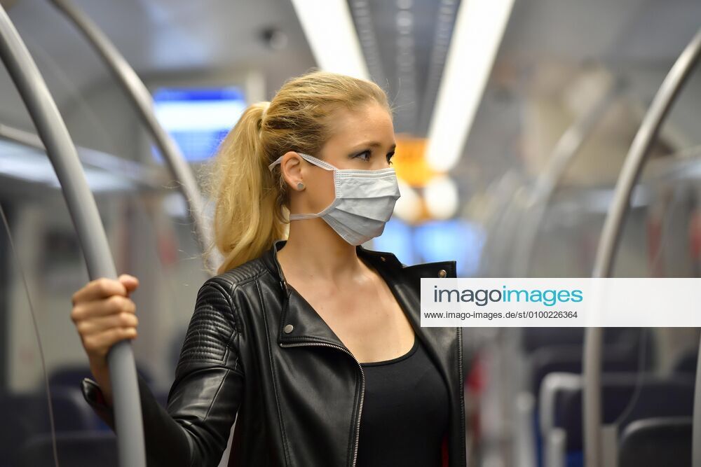 Frau mit Mundschutzmaske, steht in S-Bahn, Corona-Krise, Stuttgart, Baden-Württemberg, Deutschland, Europa