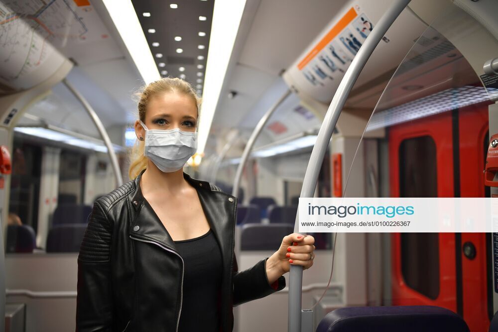 Frau mit Mundschutzmaske, steht in S-Bahn, Corona-Krise, Stuttgart, Baden-Württemberg, Deutschland, Europa